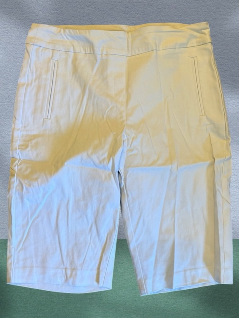 🫶🏻 Tribal White Pull-On Bermuda Shorts